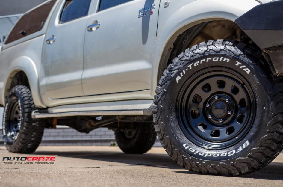 TOYOTA HILUX N70 4WD D HOLE BLACK